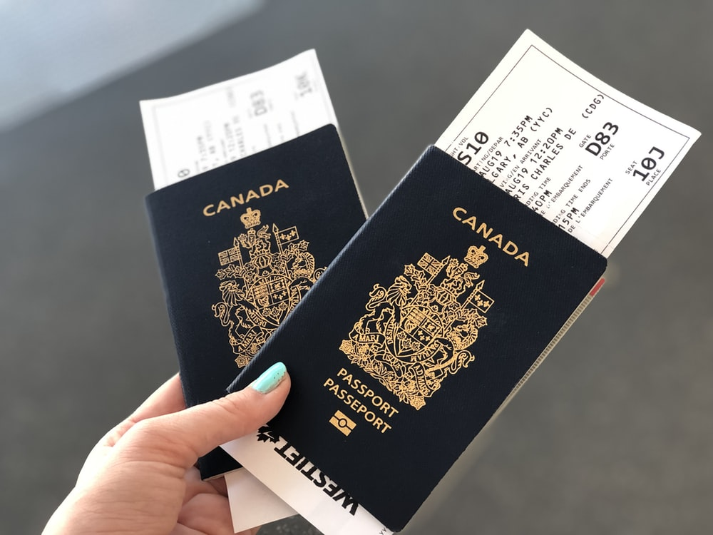 Canadian-Passport-hand